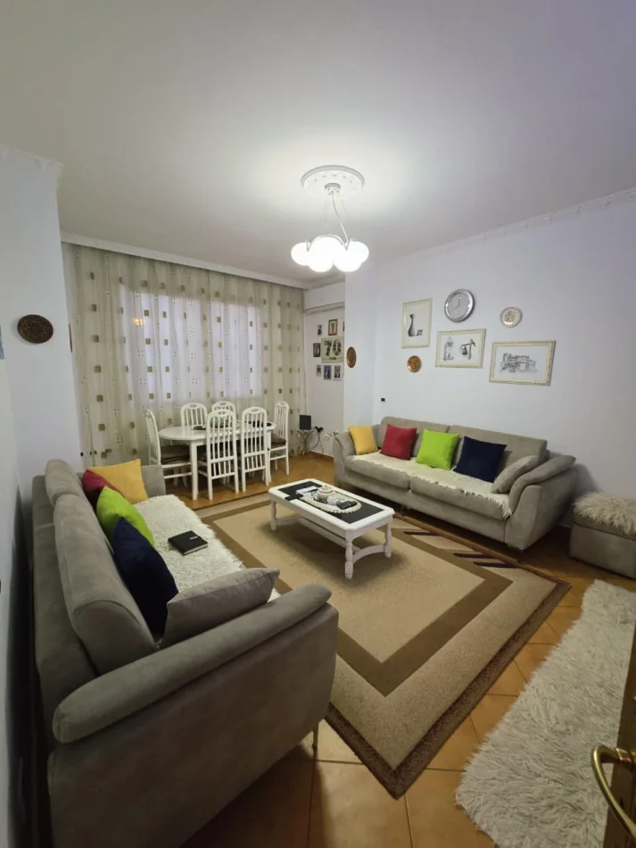 Tirane, shitet apartament 2+1 Kati 3, 250.000 € (Rruga 5 Maji)