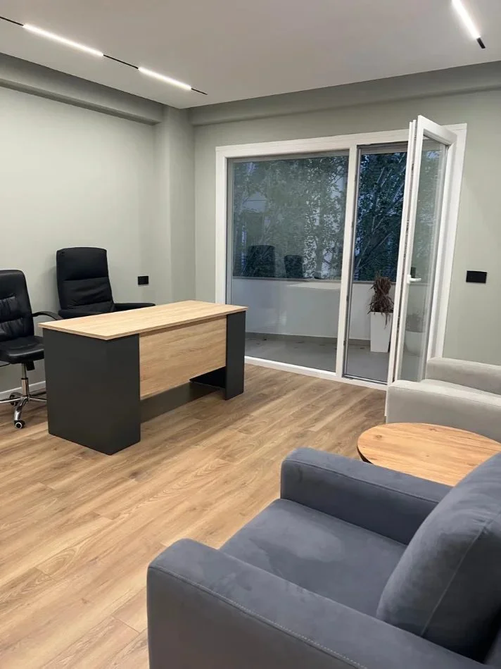 Tirane, jepet me qera ambjent biznesi Kati 4, 85 m² 900 € (Liqeni i Thatë)