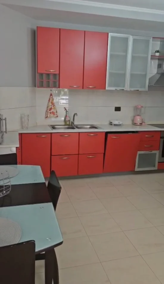 Tirane, jepet me qera apartament 2+1 Kati 3, 90 m² 650 € (Rruga Fortuzi)