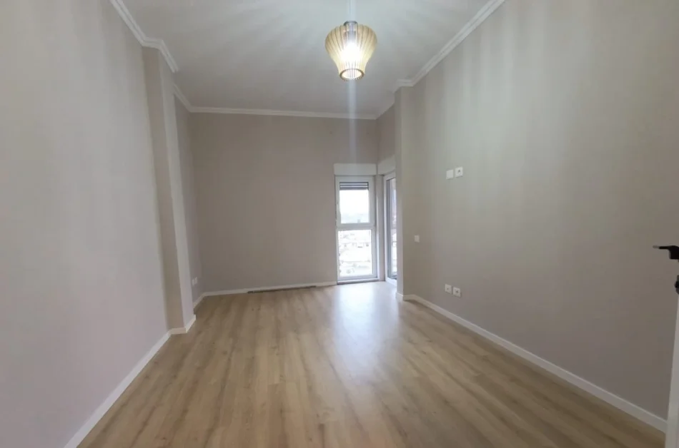 Tirane, shitet apartament 2+1 Kati 7, 187.000 € (prane Shkolla e Kuqe)