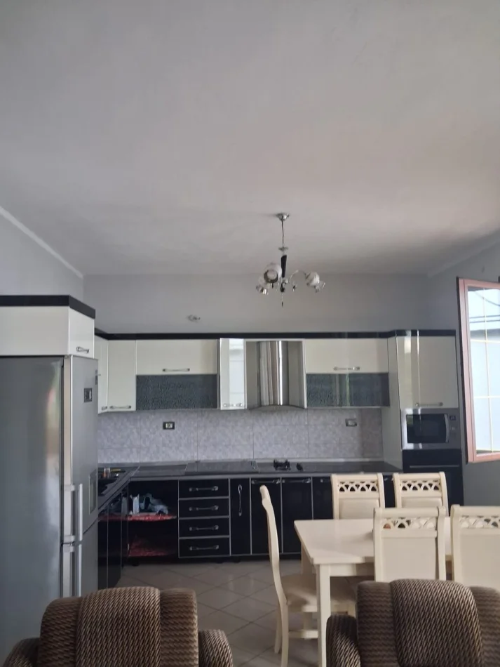 Tirane, jepet me qera apartament 2+1 Kati 2, 130 m² 400 € (Laprakë)