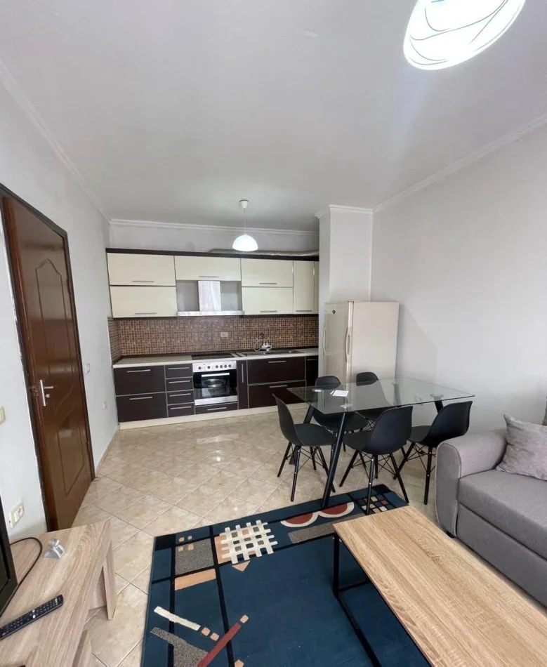 Tirane, jepet me qera apartament 1+1 Kati 5, 60 m² 400 € (Yzberisht)