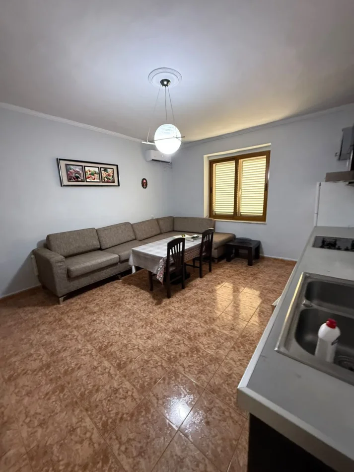 Tirane, jepet me qera apartament 1+1 Kati 3, 74 m² 450 € (Medrese)