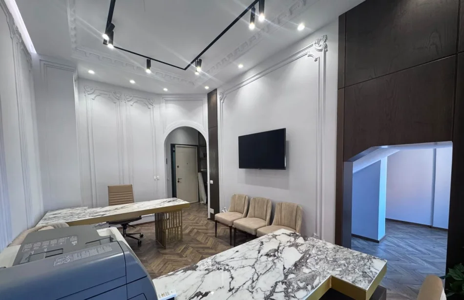 Tirane, jepet me qera ambjent biznesi Kati 7, 55 m² 650 € (American Hospital 3)