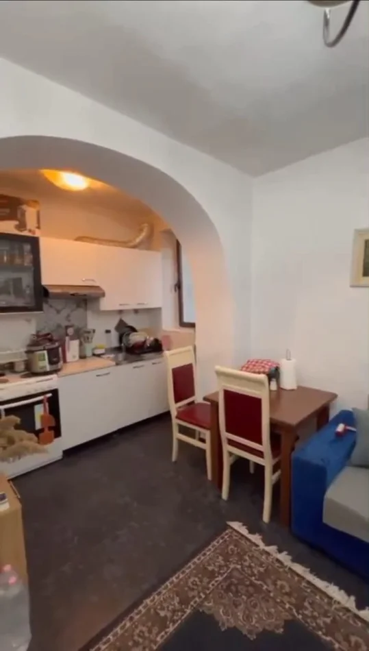 Tirane, jepet me qera apartament 1+1 Kati 2, 90 m² 500 € (Rruga e Kavajës)