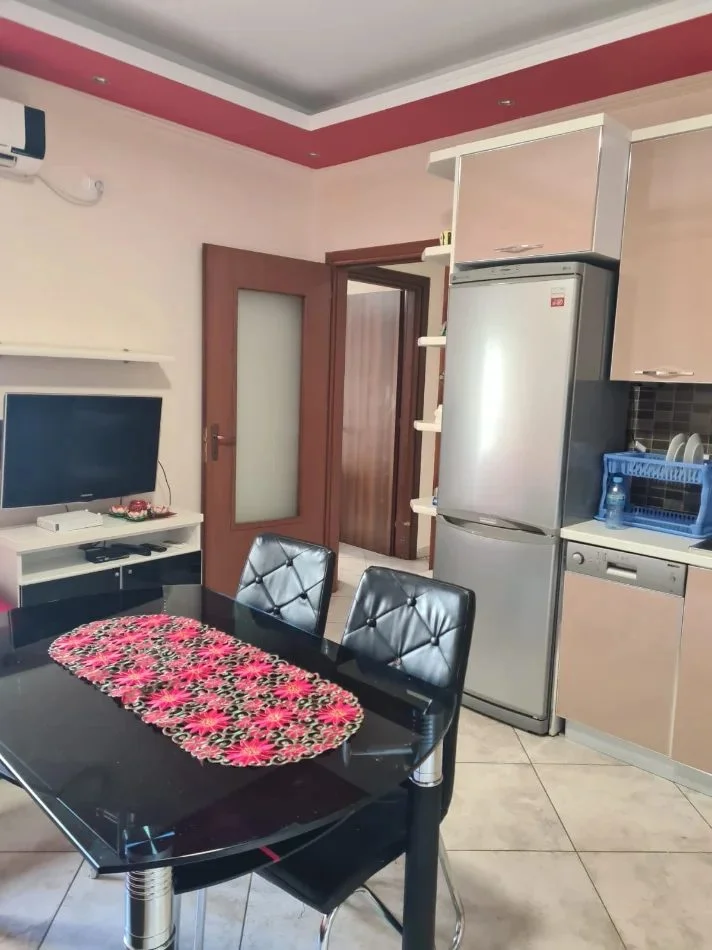 Tirane, jepet me qera apartament 2+1 Kati 2, 70 m² 700 € (Liqeni i Thatë)