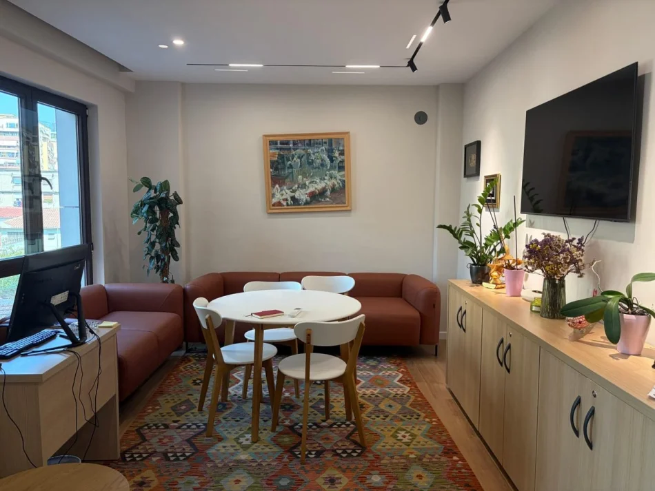 Tirane, jepet me qera ambjent biznesi Kati 3, 60 m² 700 € (Rruga Myslym Shyri)