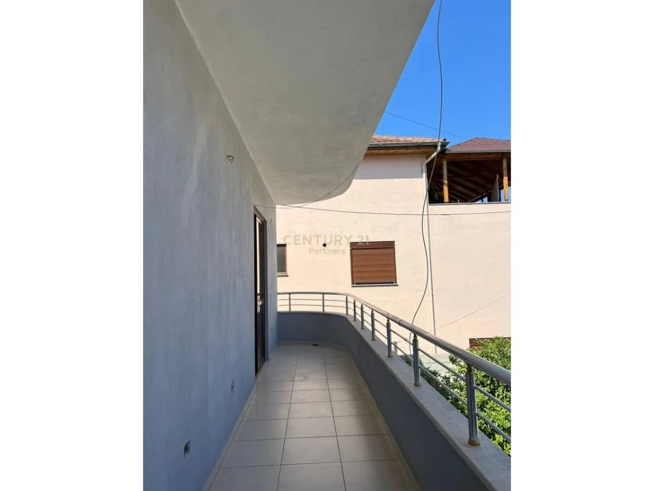 Tirane, jepet me qera apartament 2+1 Kati 2, 130 m² 550 € 