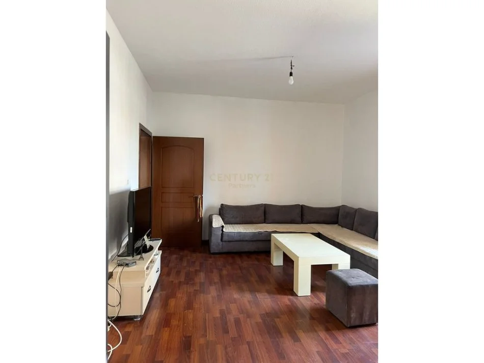 Tirane, jepet me qera apartament 2+1 Kati 2, 130 m² 550 € 