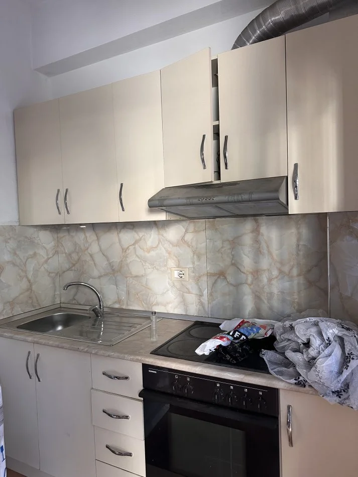 Tirane, jepet me qera Vile 1+1 Kati 1, 40 m² 400 € (rruga at zef pellumbi)
