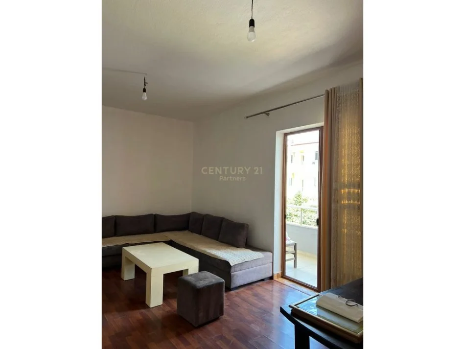 Tirane, jepet me qera apartament 2+1 Kati 2, 130 m² 550 € 