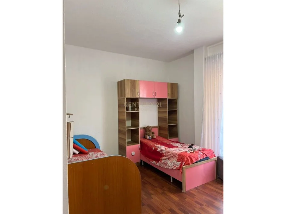 Tirane, jepet me qera apartament 2+1 Kati 2, 130 m² 550 € 