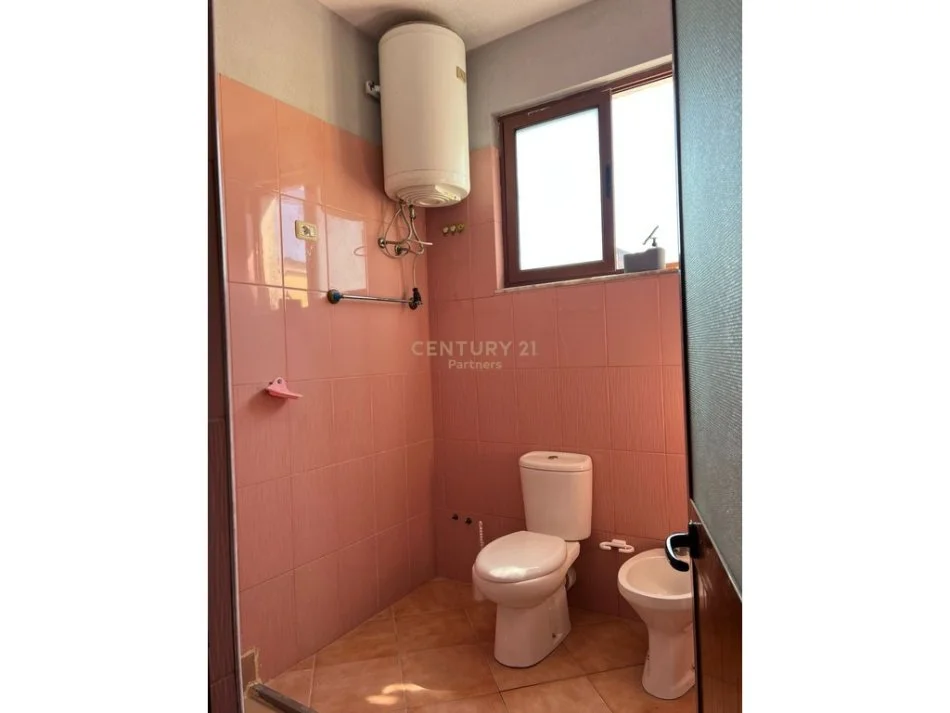 Tirane, jepet me qera apartament 2+1 Kati 2, 130 m² 550 € 