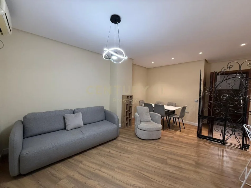 Tirane, jepet me qera apartament 1+1+Aneks+Ballkon Kati 1, 70 m² 800 € 