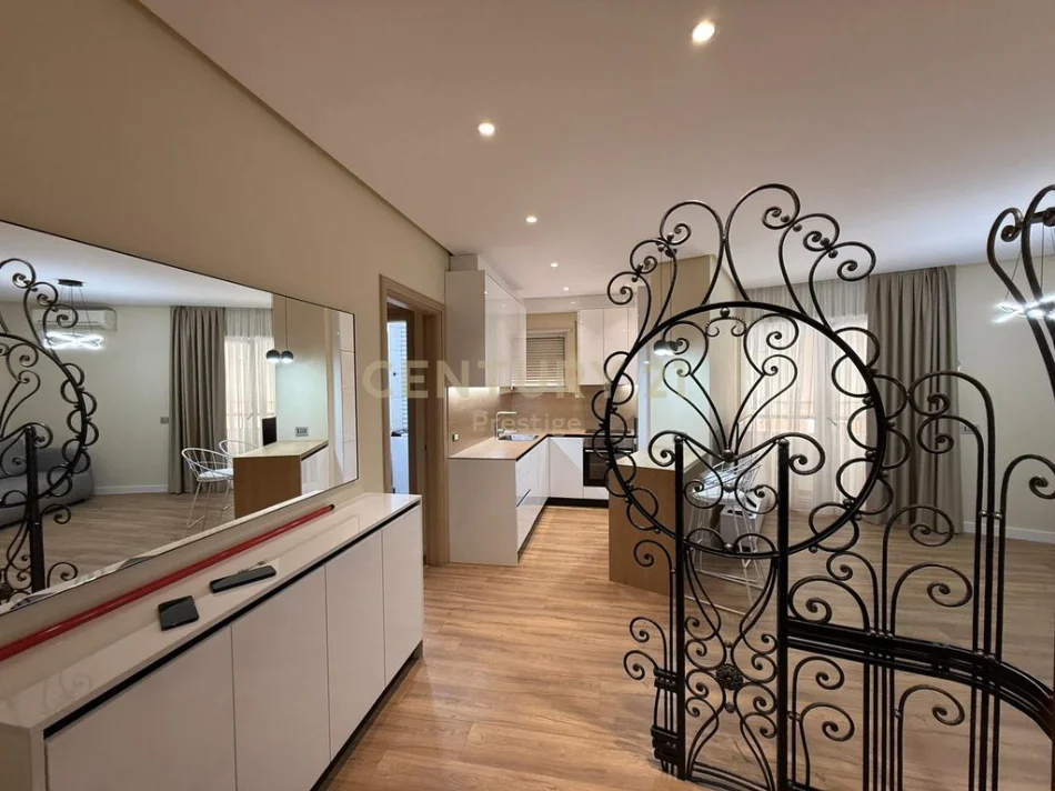 Tirane, jepet me qera apartament 1+1+Aneks+Ballkon Kati 1, 70 m² 800 € 
