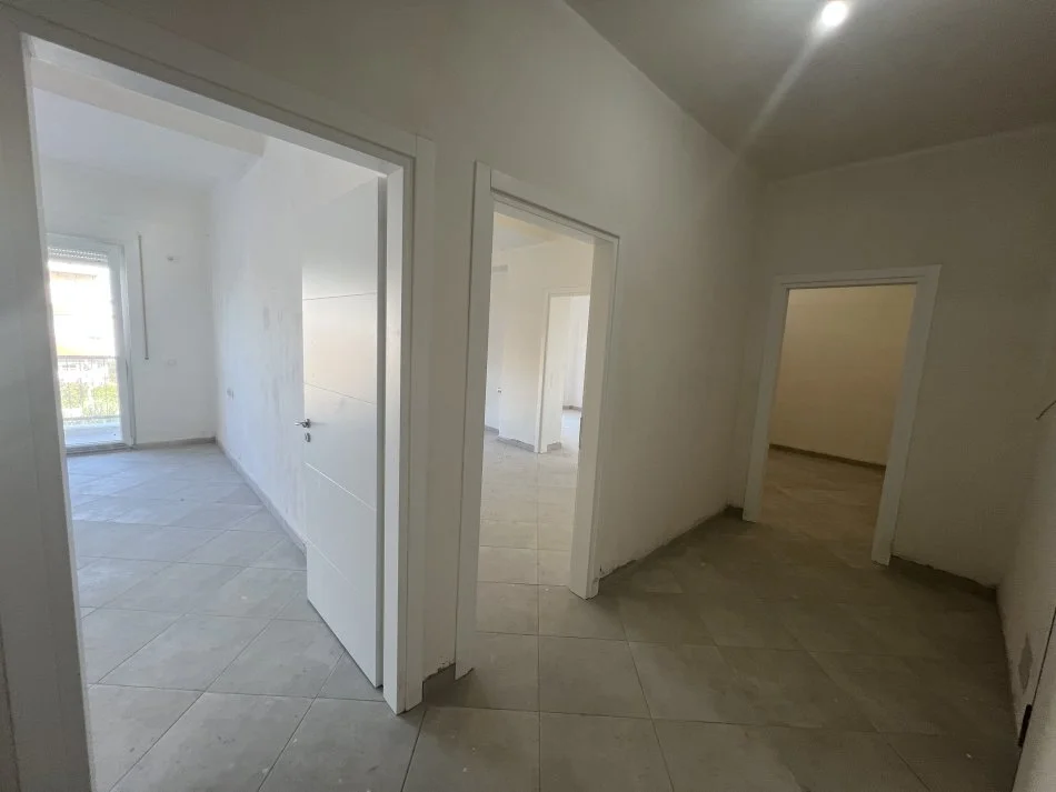 Tirane, jepet me qera apartament 3+1+Ballkon Kati 3, 122 m² 451 € (Ish malla)