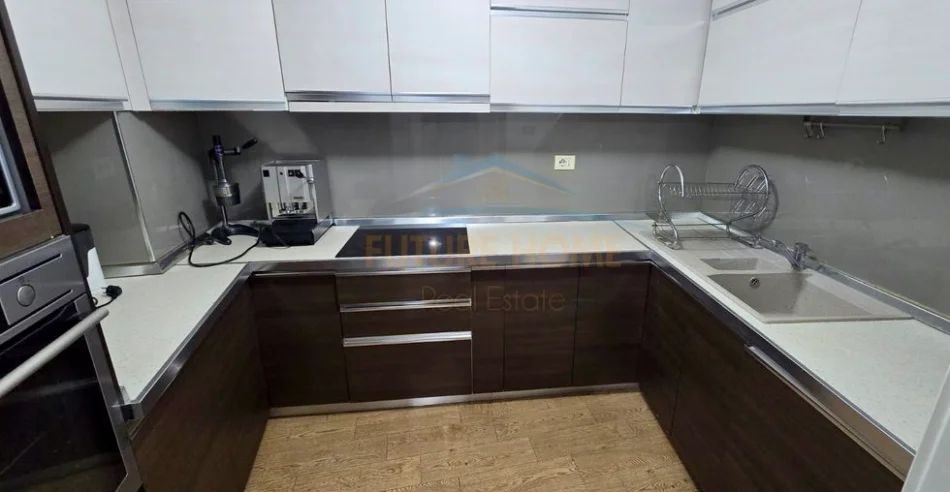 Tirane, jepet me qera apartament 3+1 Kati 5, 125 m² 1.000 € 
