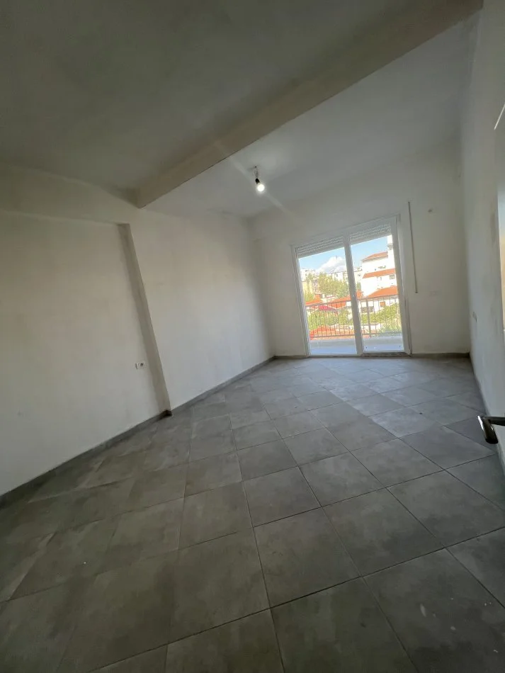 Tirane, jepet me qera apartament 3+1+Ballkon Kati 3, 122 m² 451 € (Ish malla)