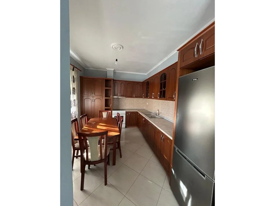 Shqiperi, jepet me qera apartament 3+1 Kati 2, 130 m² 500 € 