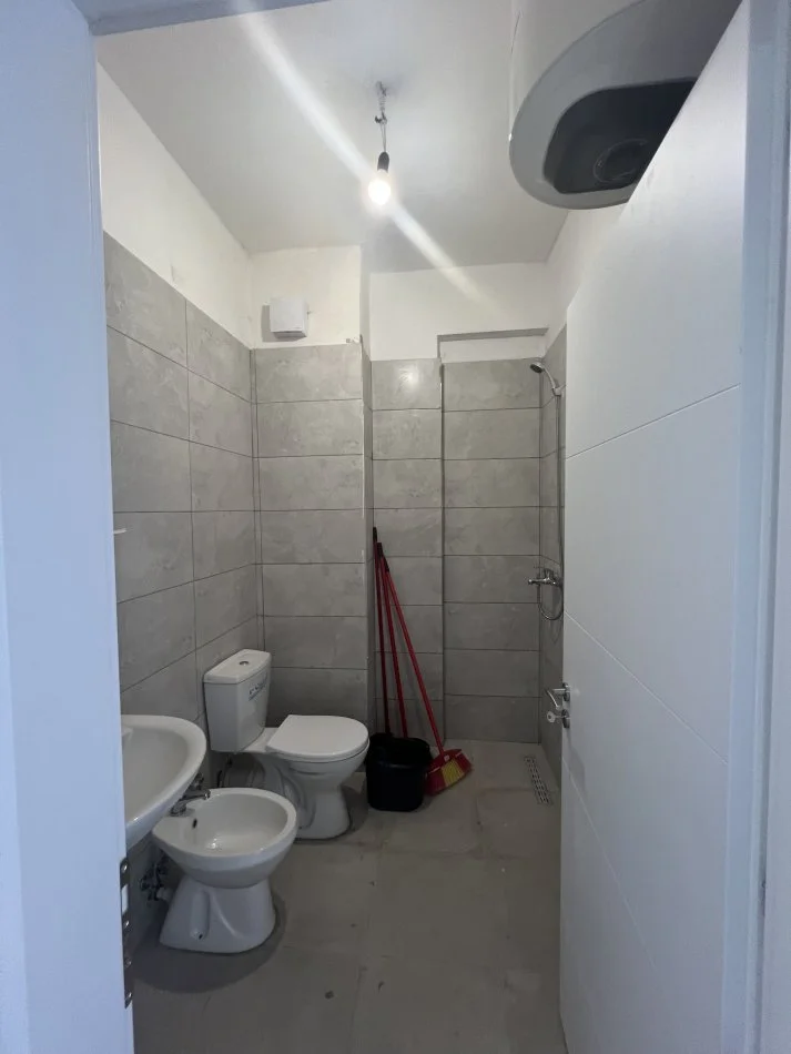Tirane, jepet me qera apartament 3+1+Ballkon Kati 3, 122 m² 451 € (Ish malla)