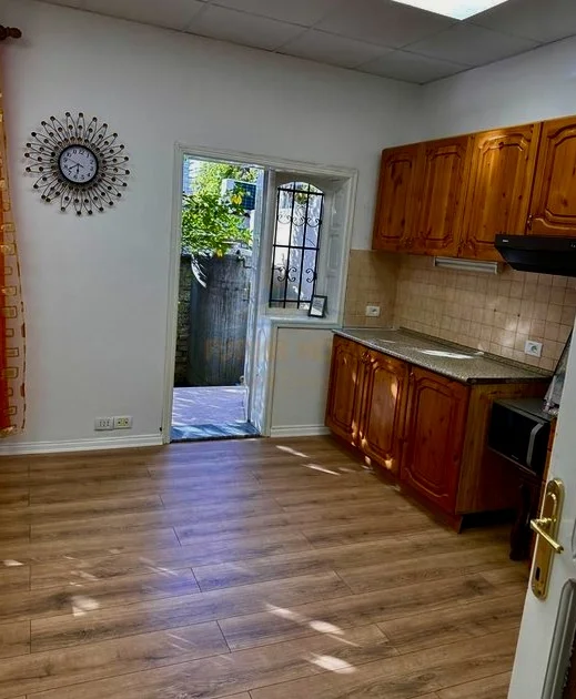 Tirane, jepet me qera Vile Vile 3 Katshe Kati 0, 300 m² 1.200 € 
