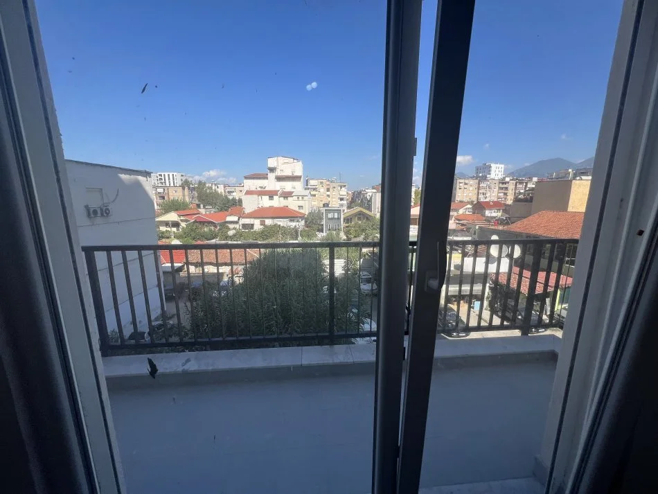 Tirane, jepet me qera apartament 3+1+Ballkon Kati 3, 122 m² 451 € (Ish malla)