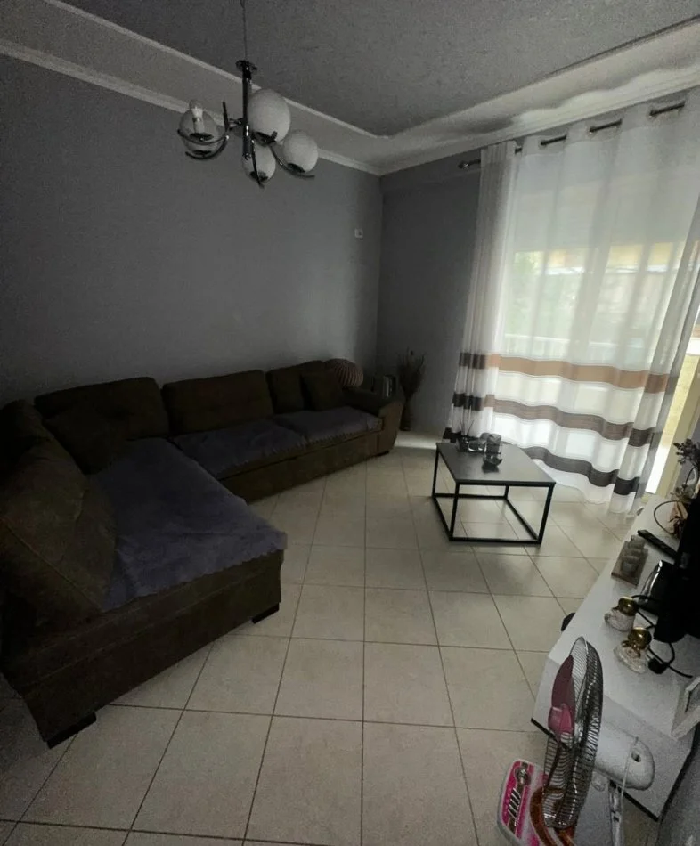 Tirane, jepet me qera apartament 2+1+Ballkon , 100 m² 400 € (Fresk)