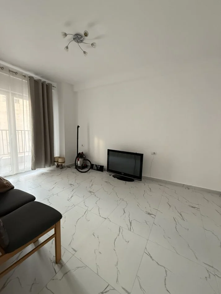 Tirane, jepet me qera apartament 1+1 Kati 1, 70 m² 650 € 