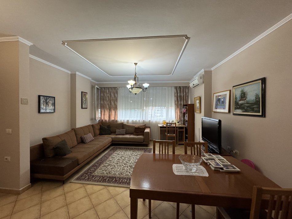 Tirane, jepet me qera apartament 1+1 Kati 5, 600 € (Rruga e Elbasanit)