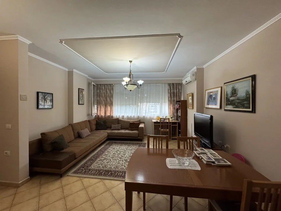 Tirane, jepet me qera apartament 1+1 Kati 5, 600 € (Rruga e Elbasanit)