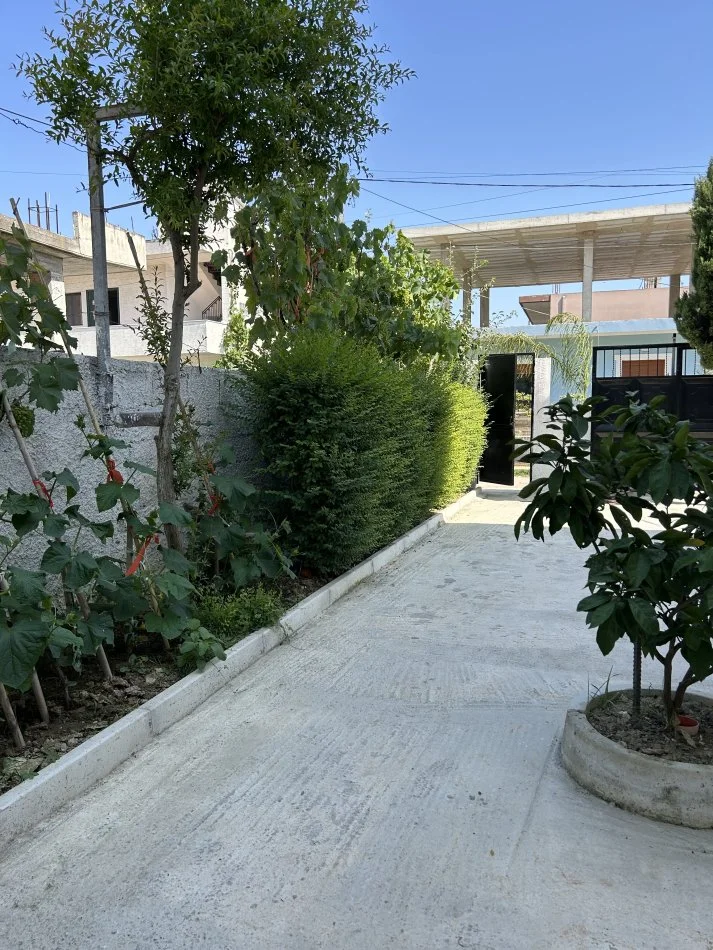 Durres, jepet me qera shtepi 2+1 Kati 1, (Stefaniaka)