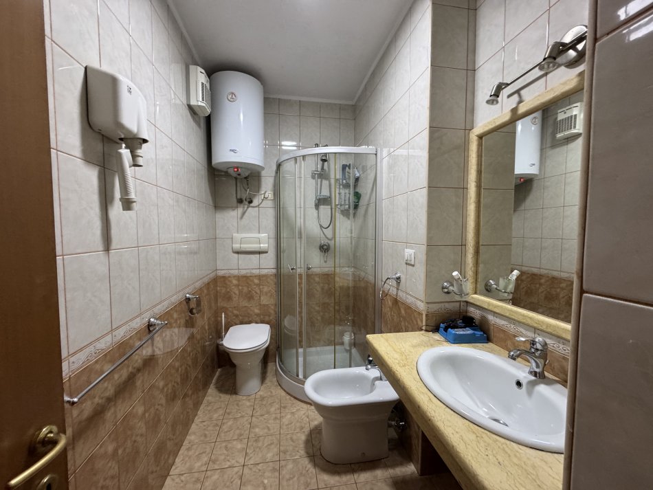 Tirane, jepet me qera apartament 1+1 Kati 5, 600 € (Rruga e Elbasanit)