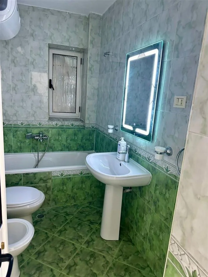 Tirane, jepet me qera apartament 2+1+Ballkon Kati 4, 75 m² 550 € (Ali Demi , Shkolla 1 Maj)