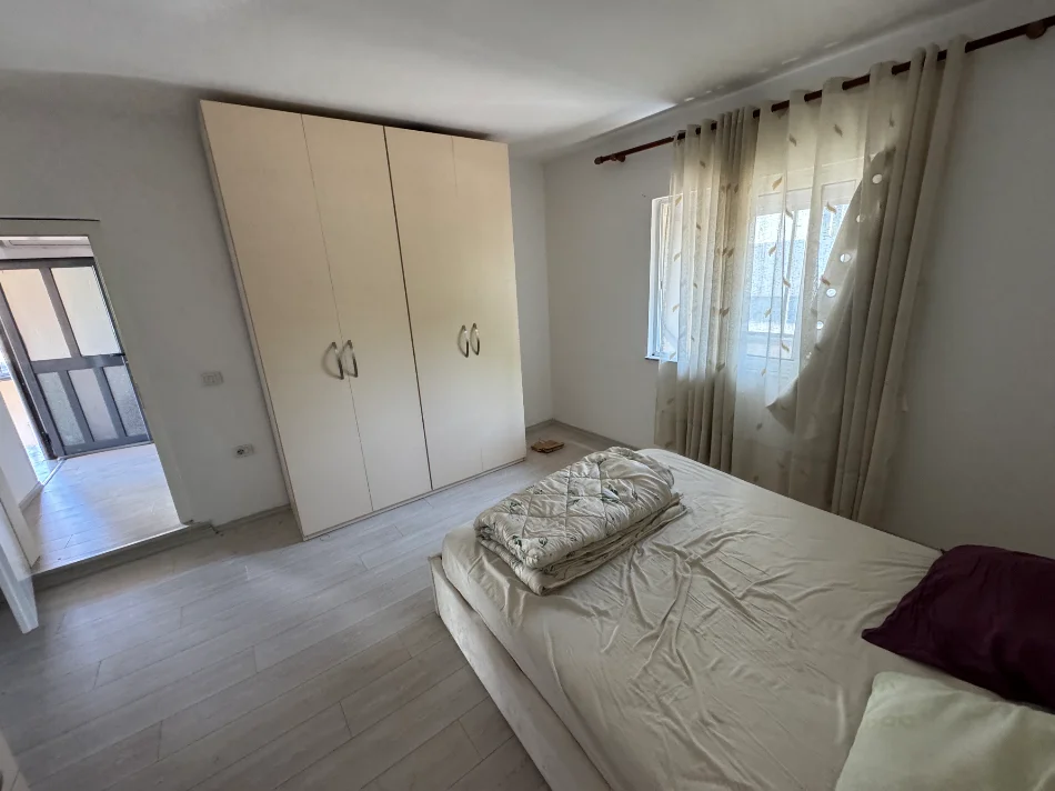 Tirane, jepet me qera shtepi 1+1 , 350 € (Amerikan 3)
