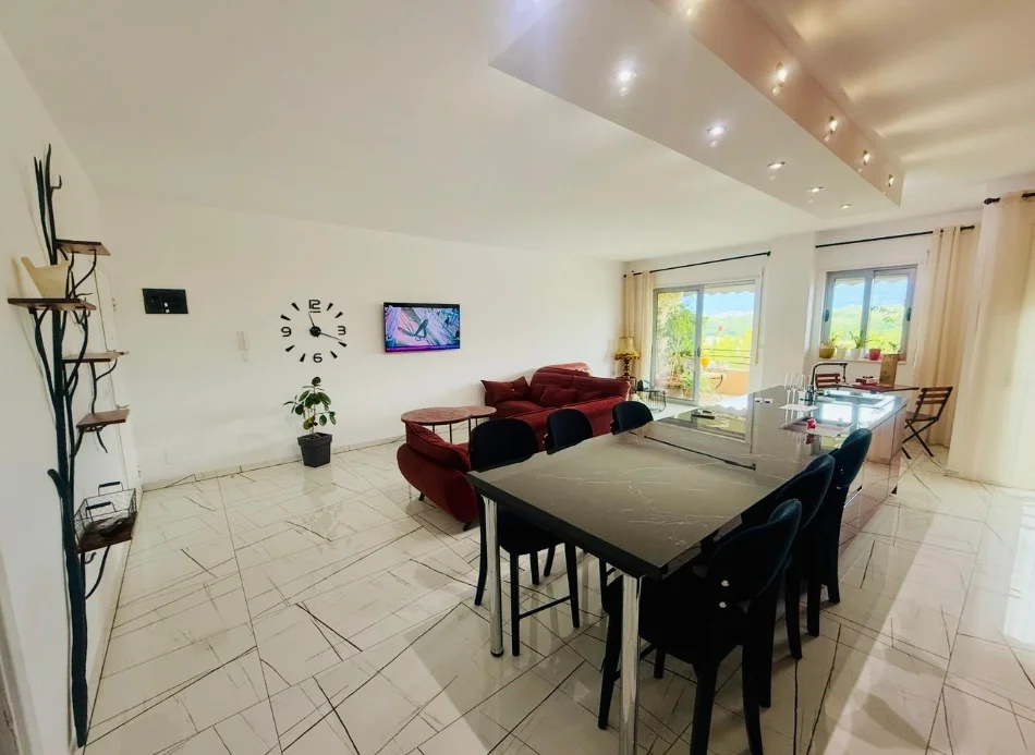 Tirane, jepet me qera apartament 2+1 Kati 4, 137 m² 1.200 € (Liqeni thate)
