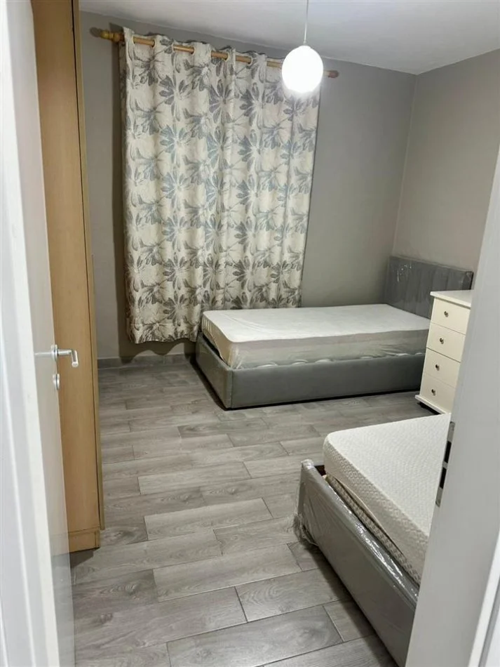 Tirane, jepet me qera apartament 2+1+Ballkon Kati 4, 75 m² 550 € (Ali Demi , Shkolla 1 Maj)