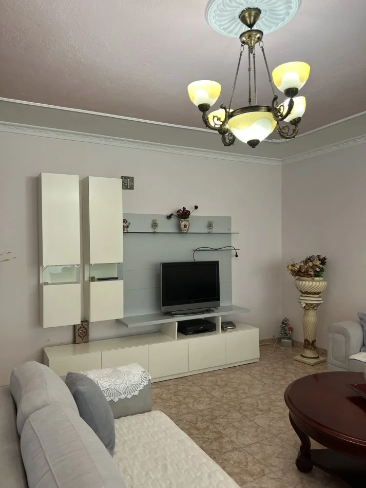 Tirane, jepet me qera apartament 2+1+Ballkon Kati 8, 120 m² 550€ (Pallati me Shigjeta)