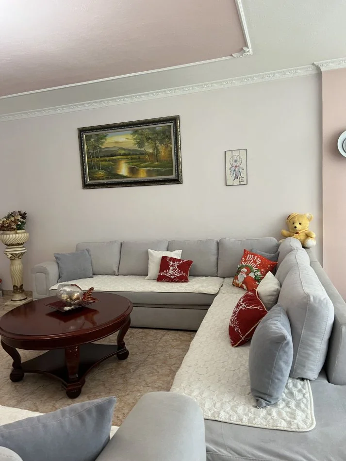 Tirane, jepet me qera apartament 2+1+Ballkon Kati 8, 120 m² 550€ (Pallati me Shigjeta)