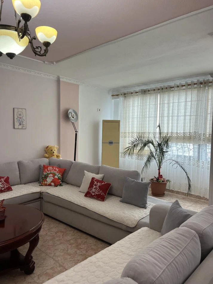 Tirane, jepet me qera apartament 2+1+Ballkon Kati 8, 120 m² 550€ (Pallati me Shigjeta)