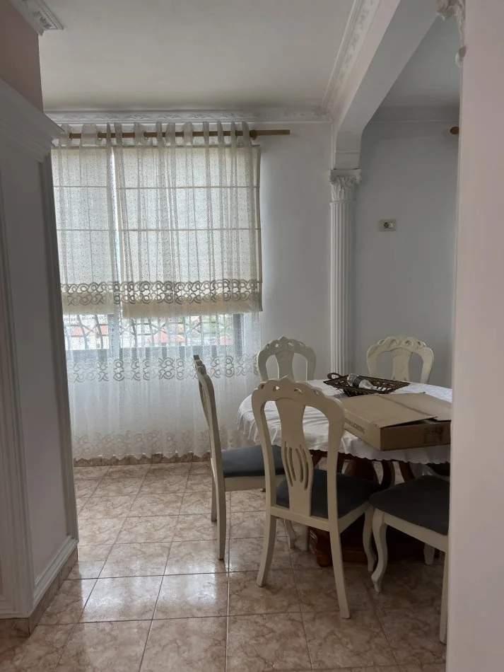 Tirane, jepet me qera apartament 2+1+Ballkon Kati 8, 120 m² 550€ (Pallati me Shigjeta)