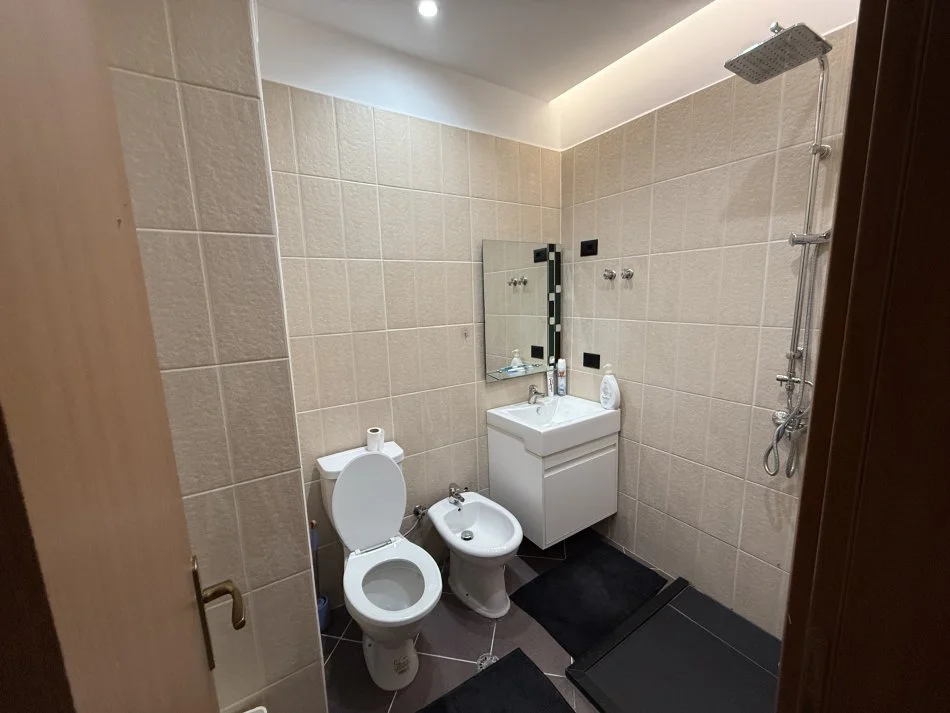 Tirane, jepet me qera apartament 2+1+Ballkon Kati 6, 107 m² 600 € (Teodor Keko)