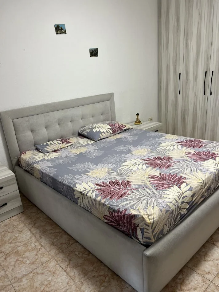 Tirane, jepet me qera apartament 2+1+Ballkon Kati 8, 120 m² 550€ (Pallati me Shigjeta)