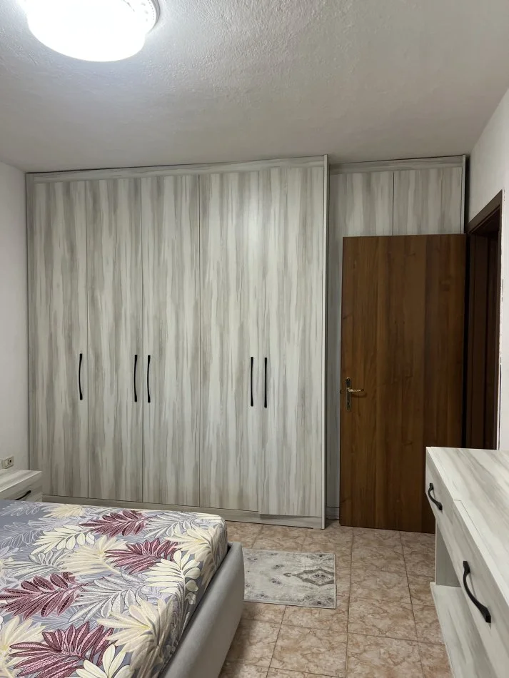 Tirane, jepet me qera apartament 2+1+Ballkon Kati 8, 120 m² 550€ (Pallati me Shigjeta)