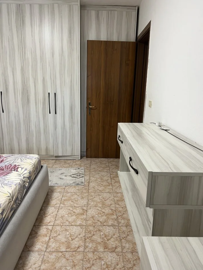 Tirane, jepet me qera apartament 2+1+Ballkon Kati 8, 120 m² 550€ (Pallati me Shigjeta)