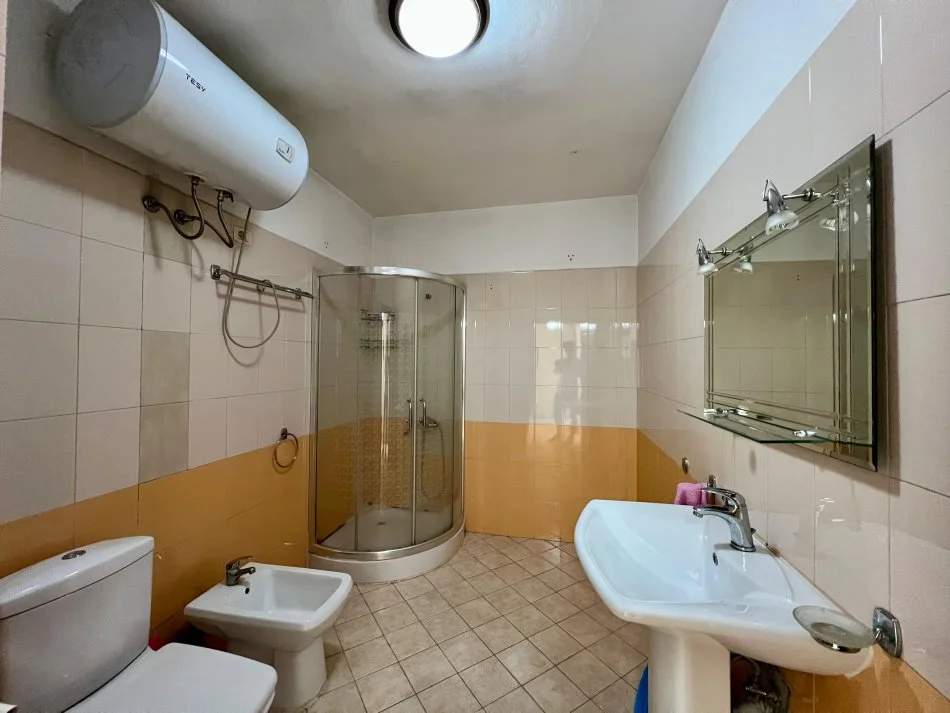 Tirane, jepet me qera apartament 2+1 Kati 8, 90 m² 600 € (Rruga Dritan Hoxha , Laprake)