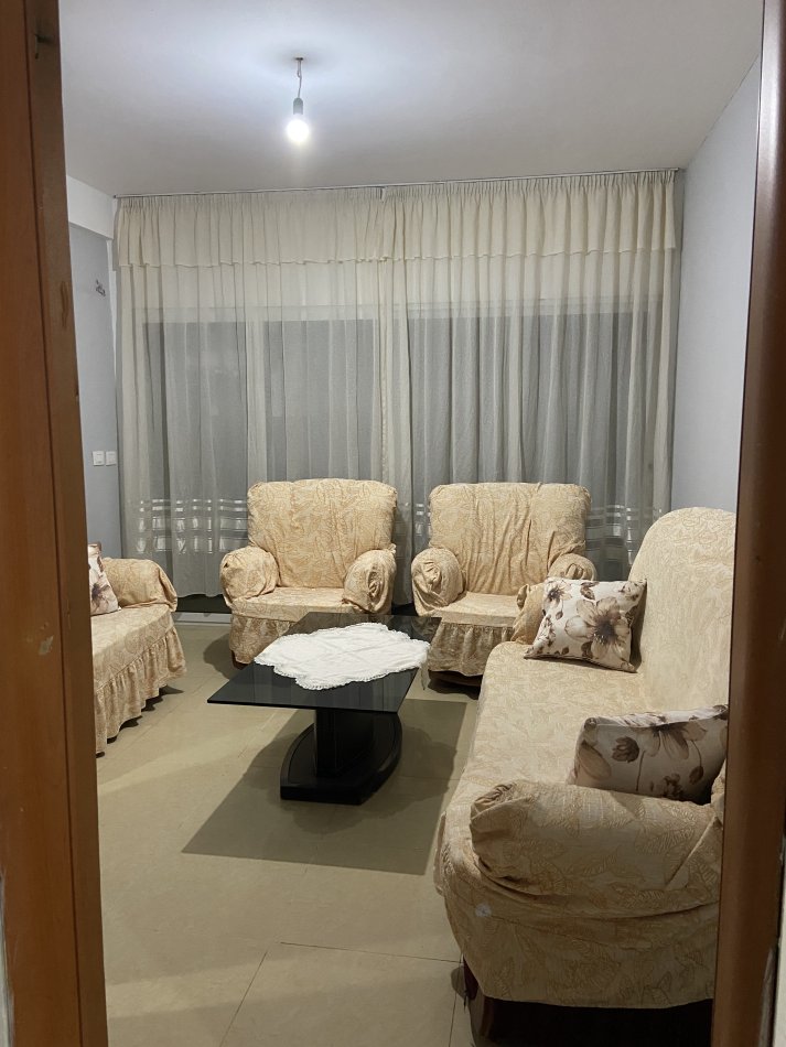 Tirane, jap me qera shtepi 2+1 Kati 1, 90 m² 250 € (Rruga koncita konomi)