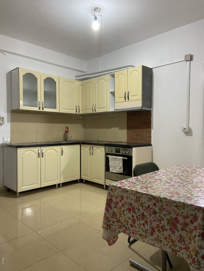Tirane, jap me qera shtepi 2+1 Kati 1, 90 m² 250 € (Rruga koncita konomi)