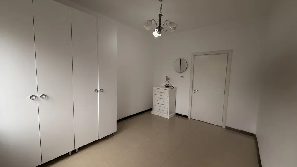 Tirane, jepet me qera apartament 2+1 Kati 3, 80 m² 500 € (Perballe Sq21)