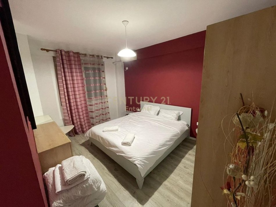 Tirane, jepet me qera apartament 3+1+Aneks+Ballkon Kati 4, 106 m² 1.000 € (Bulevardi i Ri)