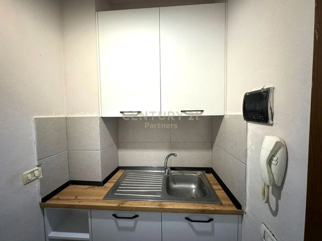 SHITET GARSONIERE NE ASTIR!